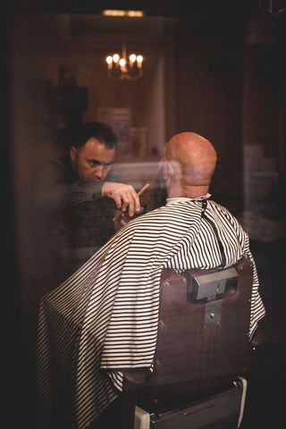 理发师，橱窗，理发店，老派，真人，男人，室内，男人