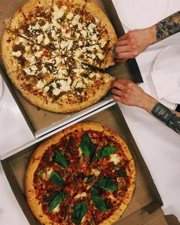 披萨，食物，食物和饮料，不健康饮食，室内，一人，新鲜，持有