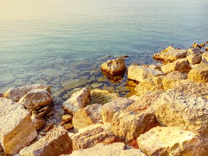 水体附近的巨砾照片