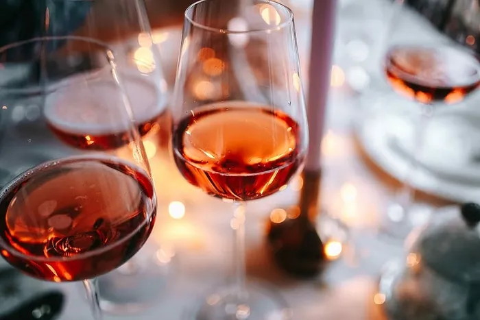 圣诞桌上的玫瑰酒杯