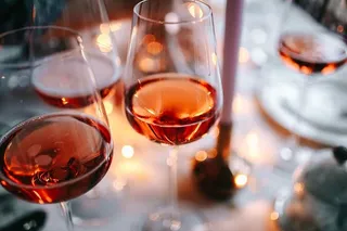 圣诞桌上的玫瑰酒杯