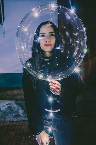 女孩，微笑，夜晚，城市，美好，气球，脸，一个人