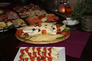 自助早餐，早餐，卡萨拿铁，wurstplaten，番茄马苏里拉，美食，餐厅，吃