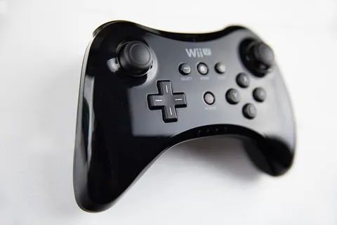 任天堂Wii U Pro控制器在白色背景下拍摄，图像由佳能单反相机拍摄