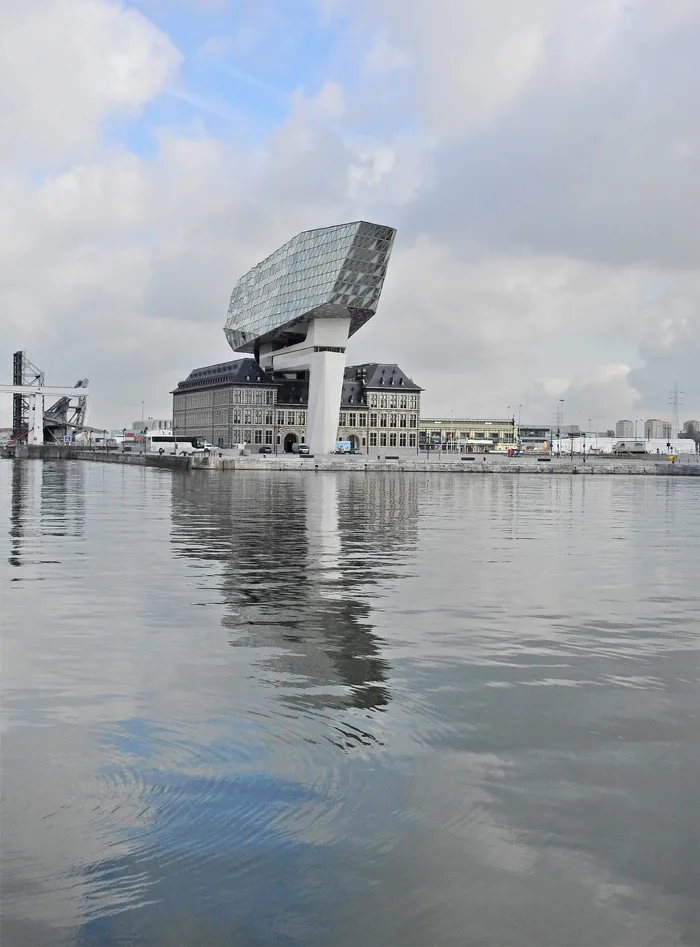 水体、旅游、无人、建筑、穹顶、城市、河流、现代