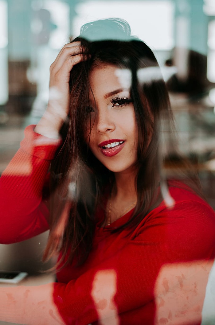 穿着红色毛衣的女人的照片