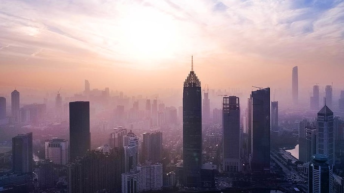 多云天空下城市建筑的航空摄影