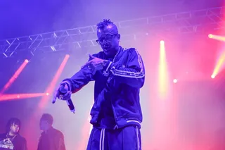 身穿拉链夹克的男子在舞台上演唱会