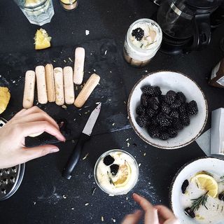 在碗上展示覆盆子的人