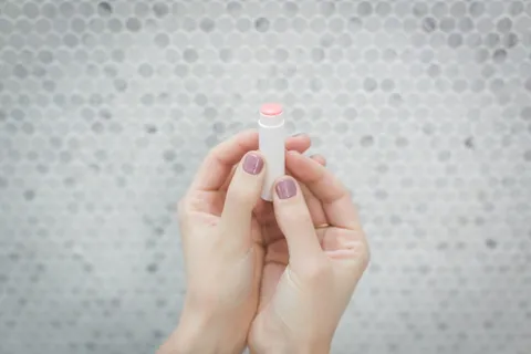 拿着润唇膏的人