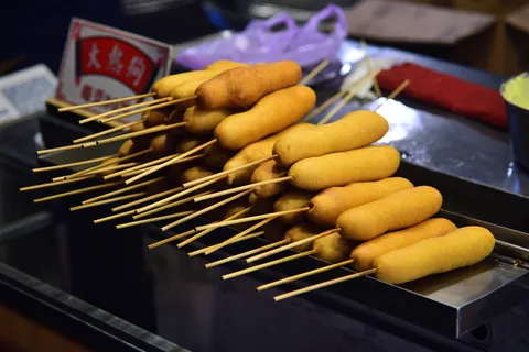 食物、热狗、摊位、食物和饮料、新鲜、无人、关注前景、串肉 食物、热狗、摊位、食物和饮料、新鲜、无人、关注前景、串肉