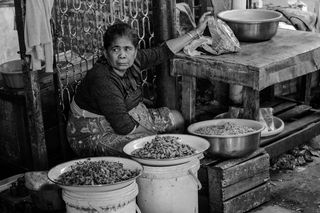 坐在桌子旁边的女人