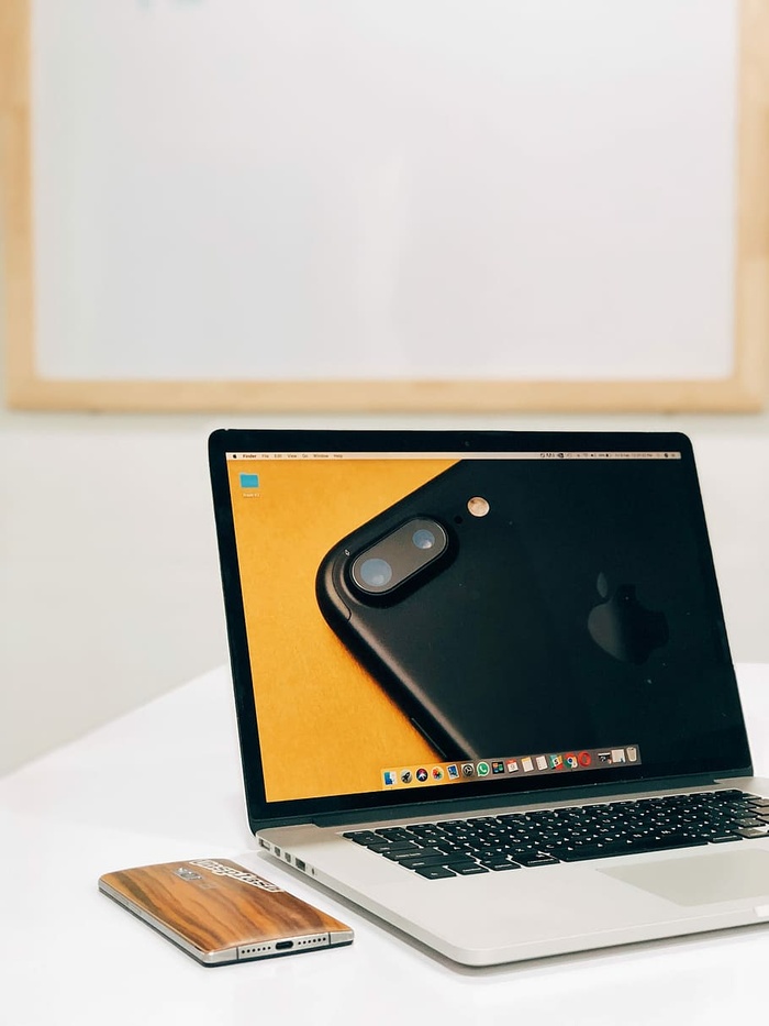 桌上的MacBook Pro