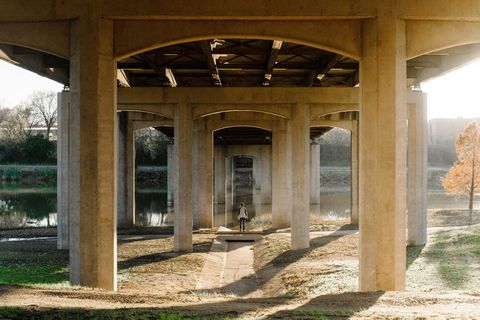 白天站在桥下的人的选择性聚焦摄影