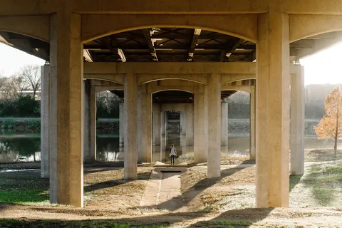 白天站在桥下的人的选择性聚焦摄影