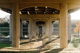 白天站在桥下的人的选择性聚焦摄影