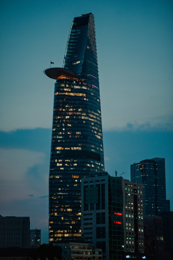 黎明时分的高层混凝土建筑