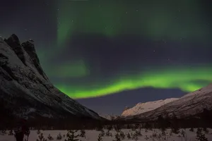 雪山上的绿色极光