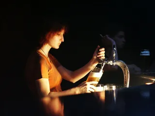 女人补充啤酒，啤酒，酒吧，女人，酒精，女孩，人，很好