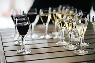 盛葡萄酒和橙汁的玻璃杯