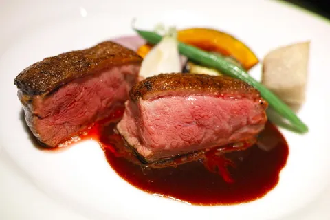盘子上的牛排,餐厅,菜肴,食品,法国,法国菜,鸭肉,烤鸭 盘子上的牛排,餐厅,菜肴,食品,法国,法国菜,鸭肉,烤鸭