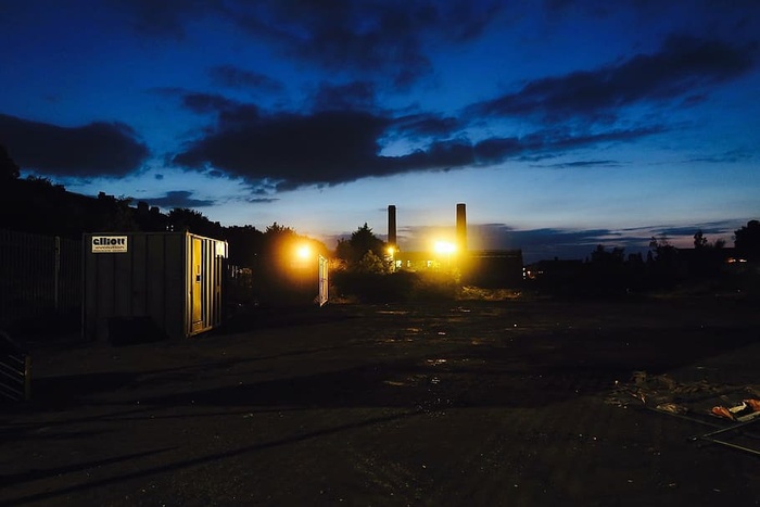 灯光，转弯，建筑物，蓝色，黑色，天空，夜晚，云彩