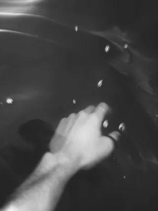 把手伸入水中的人