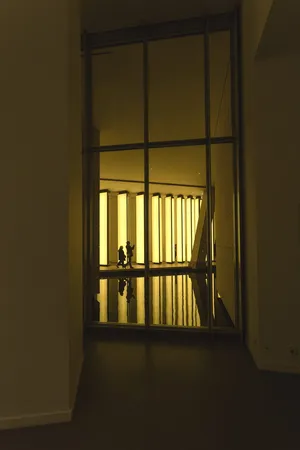 黄金时段两人在大楼内行走的剪影