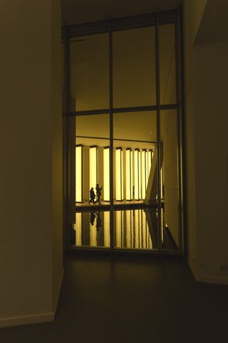 黄金时段两人在大楼内行走的剪影