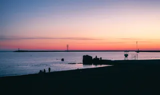 海边的剪影，一群人在水面前