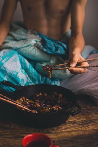 男人用筷子夹肉