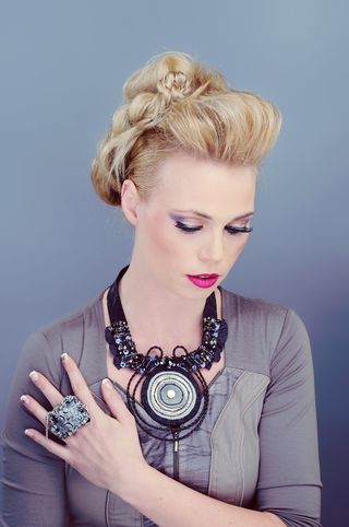 手放在胸前的女人