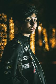 成人、特写、深色、面部、面部表情、时尚、金色、浅色