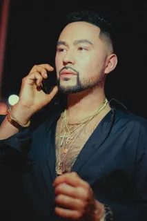 一名身穿黑色衬衫的男子将电话举到耳朵上 一名身穿黑色衬衫的男子将电话举到耳朵上