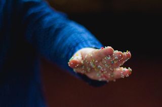 ，人手，一人，手，握拍，摄影棚拍摄，特写，蓝色