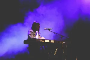 玩电子键盘的女人