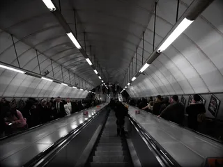 人乘坐自动扶梯, 栏杆, 扶手, 人, 人的, 行人, 终端, 隧道