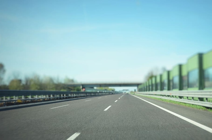蓝天下的灰色柏油路