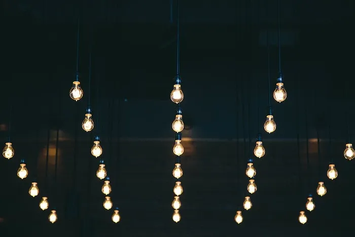 灯、灯泡、火花、黑暗、夜晚、天花板、屋顶、照明