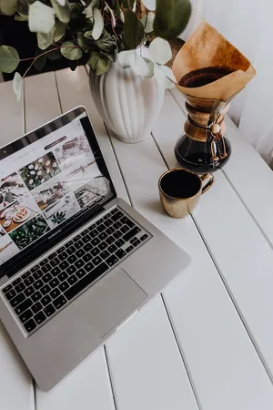 白桌子上的苹果MacBook和咖啡