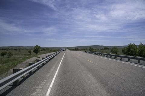 天空下的蒙大拿公路景观 天空下的蒙大拿公路景观