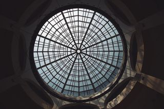 灰色混凝土结构、建筑、建筑、窗户、天窗、钟楼、塔楼、办公楼