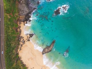 绿树，岩石形成，海岸，树木，道路，航空，摄影，海滩