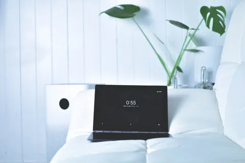 打开黑色笔记本电脑显示 0:55