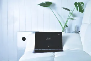 打开黑色笔记本电脑显示 0:55