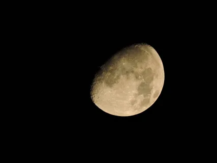 缺凸月、月亮、四分之三月亮、琥珀色月亮、天文学、月光、宇宙、太空 缺凸月、月亮、四分之三月亮、琥珀色月亮、天文学、月光、宇宙、太空