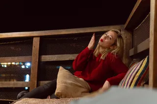 坐在棕色木头上的女人