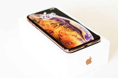 金色iPhone Xs带盒子