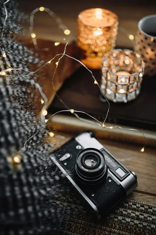 旧相机、茶杯和书