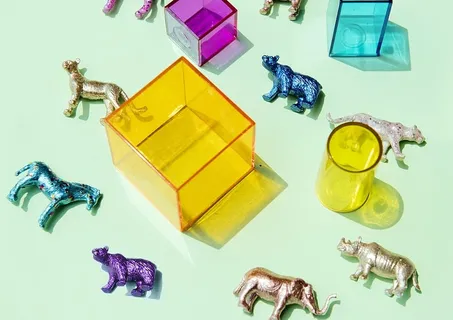 容器附近的各色动物雕像